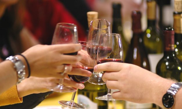 8 benefícios do vinho que você provavelmente desconhece