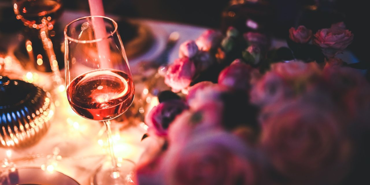 Think Pink: evento beneficente com vinhos, moda e arte em prol do Outubro Rosa